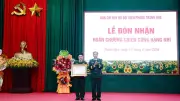 Đại tá Đỗ Ngọc Vĩnh nhận Huân chương Chiến công hạng Nhì