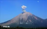 Indonesia nâng cảnh báo 3 ngọn núi lửa đồng thời hoạt động