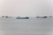 Iran lập đường dây nóng về Hormuz, tuyên bố vẫn kiểm soát eo biển