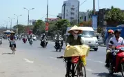Khí áp thấp khiến miền Bắc oi bức dù nhiệt độ không quá cao