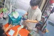 Khách Trung Quốc trả thừa gần 8 triệu đồng, chủ quán TPHCM trả lại gây sốt