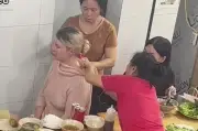 Khách Tây mệt là được nhân viên quán bún chả ở Hà Nội xoa bóp, cao gió
