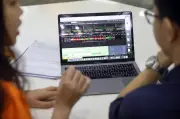 Khối ngoại bán ròng hơn 3.100 tỷ đồng, VN-Index giảm nhẹ phiên 17/6