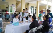 Khám bệnh, cấp thuốc miễn phí cho người dân vùng lũ tại Điện Biên