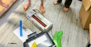 Khám nhà hai thanh niên ở Hà Nội, phát hiện nhiều dụng cụ nghi làm tiền giả