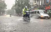 Không khí lạnh 'lạ thường' gây mưa lớn, cảnh báo lốc sét và lũ quét