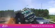Khoảnh khắc va chạm kinh hoàng giữa xe tải và ôtô trên đường dẫn cao tốc