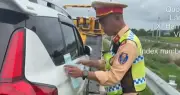 Kiểm tra ô tô chạy quá tốc độ, CSGT phát hiện thêm loạt lỗi nghiêm trọng