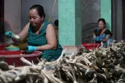 Lò bánh ú tro đặt hàng dịp Tết Đoan Ngọ nửa thế kỷ giữ lửa ở TPHCM