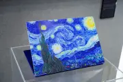 Laptop AI mặt lưng sơn tranh Van Gogh gây sốt tại Computex 2026