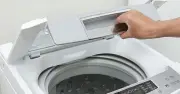 Lời khuyên vệ sinh máy giặt cửa trên cho gia đình