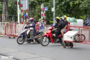 Liều mạng vượt đèn đỏ đường sắt, loạt tài xế Hà Nội bị phạt nặng