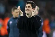 Liverpool sa thải Arne Slot, bổ nhiệm Andoni Iraola làm HLV mới