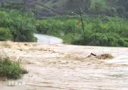 Lâm Đồng mưa lớn gây ngập gần 1m, giao thông tê liệt