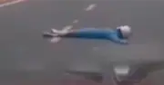Làm rõ vụ người phụ nữ nằm giữa đường chặn ô tô ở Quảng Trị
