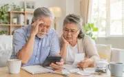 Lương hưu cao vẫn thiếu: 5 kiểu chi tiêu khiến người nghỉ hưu lao đao