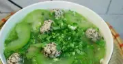 Lương y nêu lý do không nên vứt bỏ hạt và vỏ bí xanh