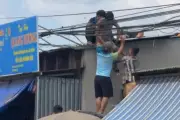 Lắp biển quảng cáo, hai người bị điện giật phải nhập viện cấp cứu