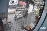 Lốp xe container lăn vào nhà, người phụ nữ Phú Thọ thoát chết trong gang tấc