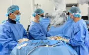Mổ bóc tách u não thành công cho bệnh nhân Campuchia bị rối loạn đông máu