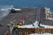 Mỹ bắn hạ nhiều UAV Iran tấn công gần eo biển Hormuz