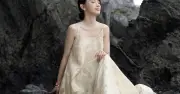 Đầm cổ yếm xếp tầng: Xu hướng thời trang hè quyến rũ cho nàng thơ