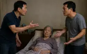 Mẹ già xót xa khi nghe con nói câu này sau khi vét sạch tiền tiết kiệm cứu con