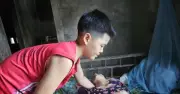 Mẹ gặp nạn sau hồi kéo co, cậu bé 14 tuổi vừa đi học vừa chăm bà ngoại liệt