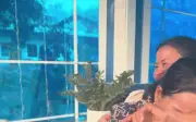 Mẹ khóc ngất khi con gái từ Nhật Bản bất ngờ về nước sau 3 năm xa cách
