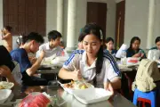 Ấm lòng những suất cơm miễn phí tiếp sức thí sinh tại Hà Nội