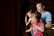 Mẹ mất, hai chị em bé gái khuyết tật lay lắt bên cha nghèo ở Lào Cai