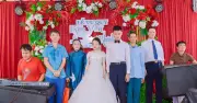 Mẹ đặt tay con gái khiếm thị vào lễ đường ở Nghệ An, nhiều người rơi nước mắt