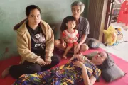 Mẹ tai biến, cha viêm phổi, con gái khẩn cầu cứu giúp