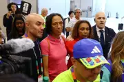 Mẹ thủ môn Cape Verde Vozinha thăm văn phòng FIFA ở Mỹ