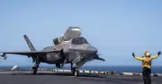 Mỹ tấn công loạt mục tiêu Iran, đe dọa eo biển Hormuz