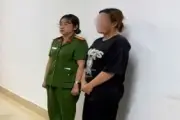 Mẹ trẻ đánh con ngã xuống đất tử vong bị bắt tạm giam