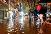 Mưa giải nhiệt, nhiều tuyến phố Hà Nội ngập trong đêm