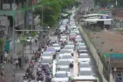 Mùa giải nhiệt sáng sớm, giao thông Hà Nội ùn tắc giờ cao điểm