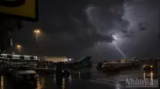 Mưa giông cực mạnh tại Nội Bài, 8 chuyến bay phải chuyển hướng
