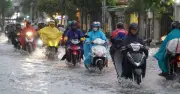 Mưa lớn chiều 11.6, nhiều tuyến đường TP.HCM ngập nặng