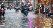 Mưa lớn chiều 2.6 gây ngập nặng phố Tây Bùi Viện, TP.HCM