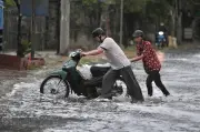 Mưa lớn giờ tan tầm, nhiều tuyến đường ở TPHCM ngập sâu, xe chết máy