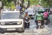 Mưa lớn gây ngập sâu ở Thảo Điền, TP.HCM