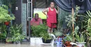 Mưa lớn ở Quảng Ninh khiến người dân bỏ xem World Cup chống ngập