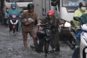 Mưa lớn đầu tuần gây ngập sâu, giao thông hỗn loạn ở TPHCM