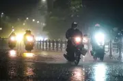 Mưa lớn xua tan oi bức ở Hà Nội, nhiều nơi ngập nhẹ
