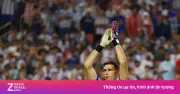 Martinez chỉ đạo đồng đội xếp hàng rào đá phạt, fan khen ngợi
