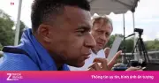 Mbappe ngồi cùng HLV quan sát đồng đội tập, gây sốt tại World Cup 2026