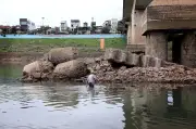 Mực nước sông Đà dưới chân đập Hòa Bình xuống thấp bất thường