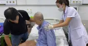 Mắc thủy đậu tự điều trị tại nhà: Người già viêm não, người trẻ suy hô hấp